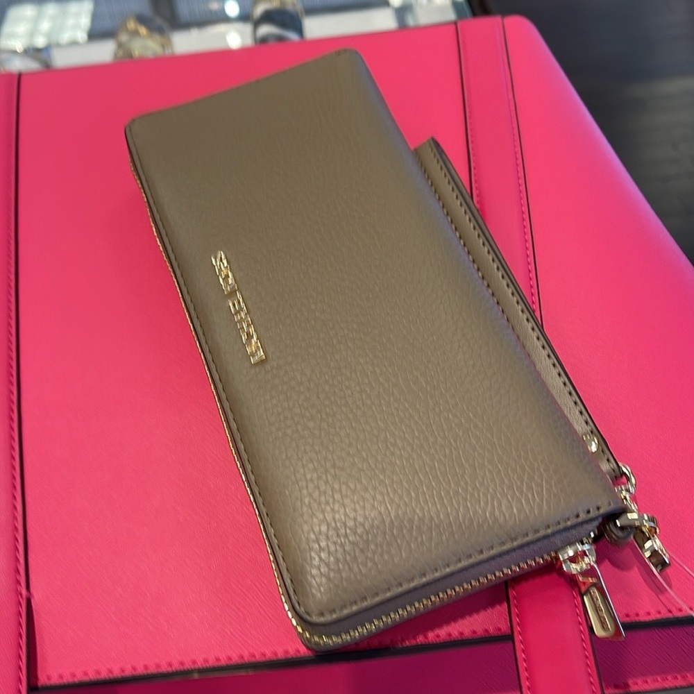 MICHAEL KORS
Leather Continental Wristlet Phone Case Wallet 
Dusk
NWT